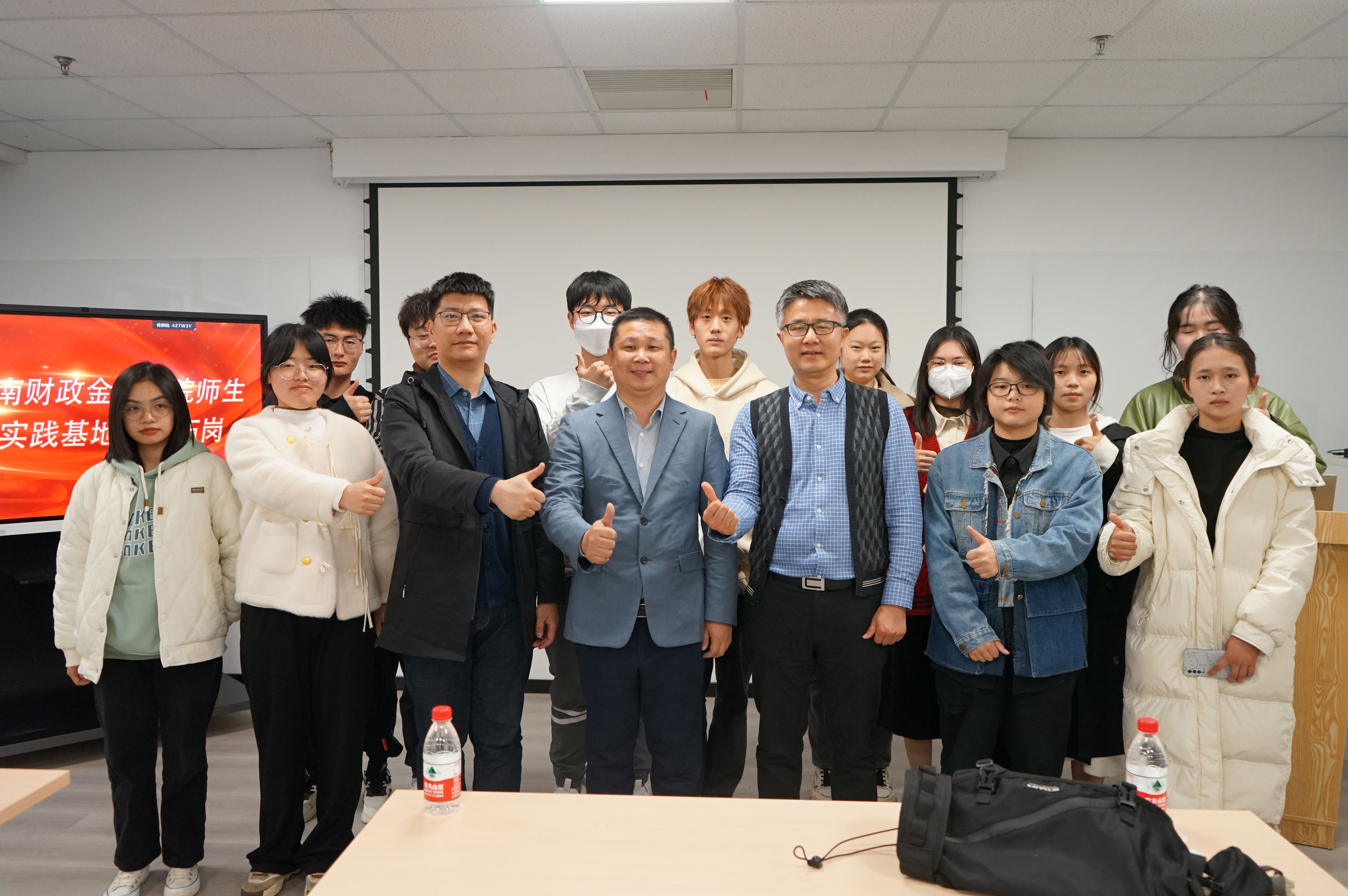 学生合影.jpg